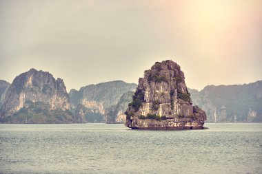 Halong bay tekneler, Vietnam panoramik günbatımı Halong Bay, Vietnam, Güneydoğu Asya, UNESCO Dünya Miras Listesi