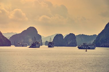 Halong bay tekneler, Vietnam panoramik günbatımı görünümünde Halong Bay, Vietnam, Güneydoğu Asya, Unesco Dünya Mirası, yoksul aydınlatma koşulları