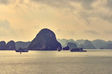 Halong bay tekneler, Vietnam panoramik günbatımı görünümünde Halong Bay, Vietnam, Güneydoğu Asya, Unesco Dünya Mirası, yoksul aydınlatma koşulları
