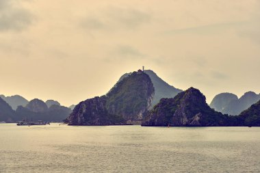 Halong bay tekneler, Vietnam panoramik günbatımı görünümünde Halong Bay, Vietnam, Güneydoğu Asya, Unesco Dünya Mirası, yoksul aydınlatma koşulları