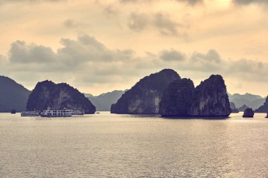 Halong bay tekneler, Vietnam panoramik günbatımı görünümünde Halong Bay, Vietnam, Güneydoğu Asya, Unesco Dünya Mirası, yoksul aydınlatma koşulları