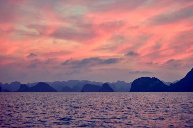 Halong bay tekneler, Vietnam panoramik günbatımı görünümünde Halong Bay, Vietnam, Güneydoğu Asya, Unesco Dünya Mirası, yoksul aydınlatma koşulları