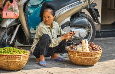 Hanoi, Vietnam-28 Kasım 2014: tanımlanamayan bir market Hanoi city satıcıda. Tropikal meyve ve sebze ile Vietnam satıcıları Bisiklet sepeti dolu. Hayat Vietnam