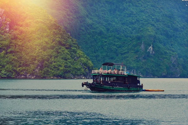 Long Bay Vietnam Noviembre 2014 Barcos Bahía Halong Puesta Del — Foto de Stock