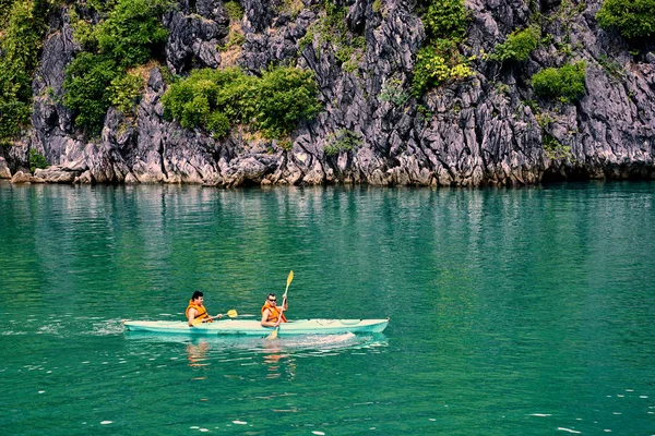 Long Bay Vietnam Noviembre 2014 Pareja Remando Kayak Long Bay —  Fotos de Stock