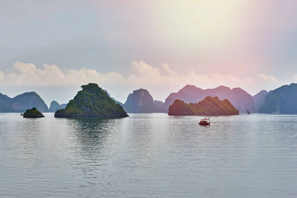 Halong Bay Boats Vietnam Panoramic View Sunset Halong Bay Vietnam — Stock Photo, Image