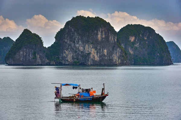Long Bay Vietnam Novembre 2014 Barca Pesca Nella Baia Long — Foto Stock