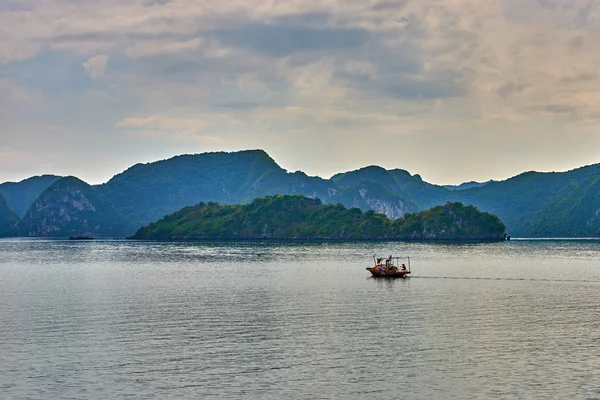 Halong Bay Boats Vietnam Vista Panorámica Del Atardecer Halong Bay —  Fotos de Stock