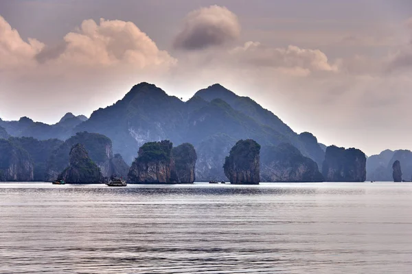 Barche Baia Halong Tramonto Long Bay Vista Panoramica Hanoi Vietnam — Foto Stock
