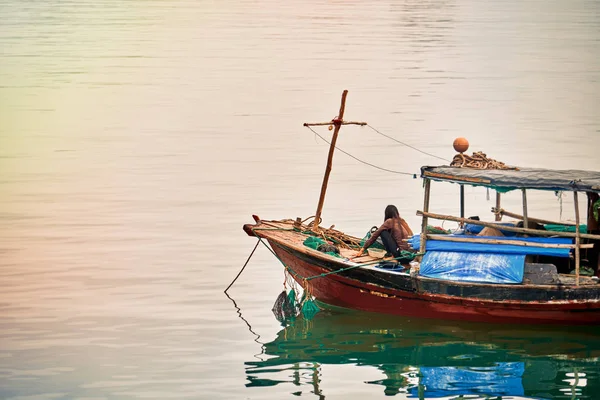 Залив Халонг Вьетнам Ноября 2014 Года Рыбацкая Лодка Заливе Халонг — стоковое фото