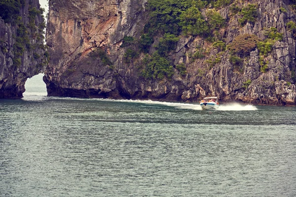 Barcos Bahía Halong Puesta Del Sol Vista Panorámica Bahía Long —  Fotos de Stock