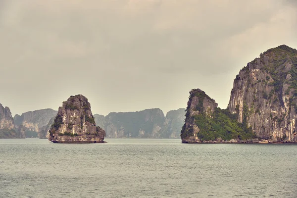 Barche Baia Halong Vietnam Veduta Panoramica Del Tramonto Nella Baia — Foto Stock