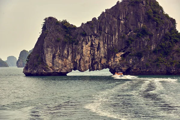 Barcos Bahía Halong Puesta Del Sol Vista Panorámica Bahía Long —  Fotos de Stock