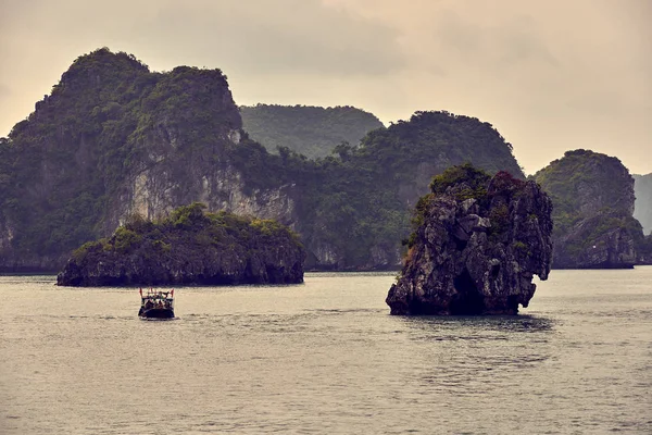 Barche Baia Halong Vietnam Veduta Panoramica Del Tramonto Nella Baia — Foto Stock