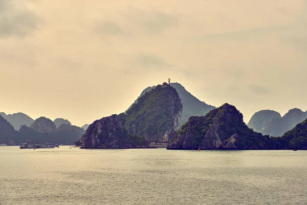 Barche Baia Halong Vietnam Veduta Panoramica Del Tramonto Nella Baia — Foto Stock