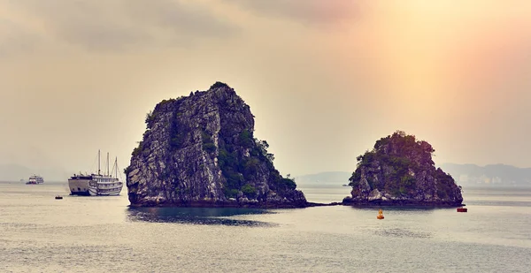 Halong Bay Čluny Vietnam Panoramatický Pohled Západ Slunce Zátoka Long — Stock fotografie