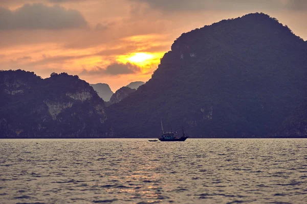 Barche Baia Halong Vietnam Veduta Panoramica Del Tramonto Nella Baia — Foto Stock