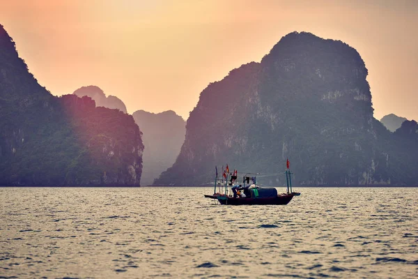 Halong Bay Čluny Vietnam Panoramatický Pohled Západ Slunce Zátoka Long — Stock fotografie