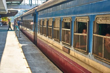 Ha Noi, Vietnam-28 Kasım 2014:Train Ha Noi istasyonundan, Ha Noi Tren İstasyonu hareket etmeye hazır