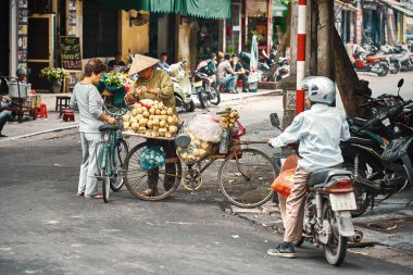 Hanoi, Vietnam-28 Kasım 2014: tanımlanamayan bir market Hanoi city satıcıda. Tropikal meyve ve sebze ile Vietnam satıcıları Bisiklet sepeti dolu. Hayat Vietnam
