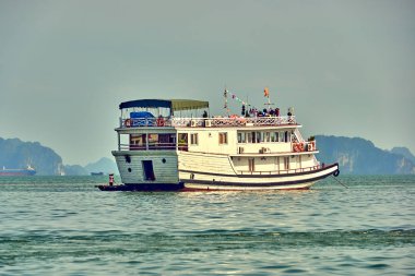 Turist Junks Halong Bay, panoramik günbatımı görünümünde Halong Bay, Vietnam, Güneydoğu Asya, UNESCO Dünya Miras Listesi