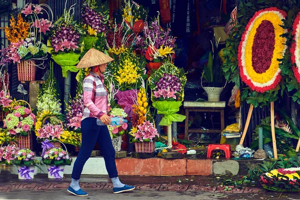 ベトナム 2014 女性の小さな市場で早朝に花を販売 — ストック写真