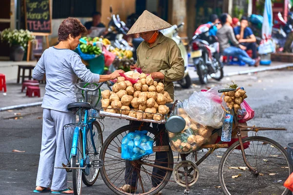 ベトナム ハノイ 2014 ハノイ市内の市場で正体不明のベンダー トロピカル フルーツと野菜のベトナムのベンダーには 自転車にバスケットが読み込まれます ベトナムでの生活 — ストック写真