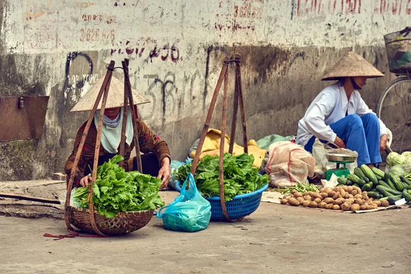ベトナム ハノイ 2014 ハノイ市内の市場で正体不明のベンダー トロピカル フルーツと野菜のベトナムのベンダーには 自転車にバスケットが読み込まれます ベトナムでの生活 — ストック写真