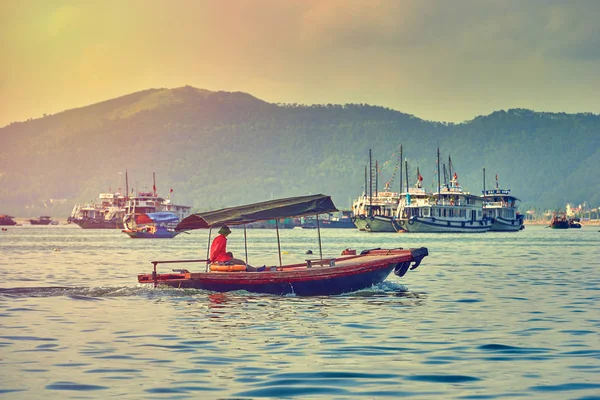 Vissersboot Long Bay Panoramisch Uitzicht Zonsondergang Halong Bay Vietnam Zuidoost — Stockfoto
