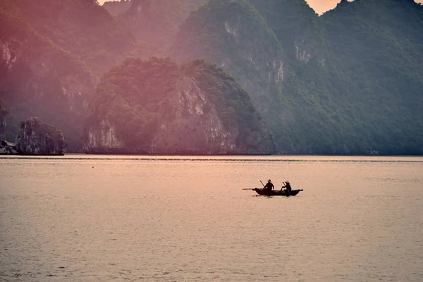 ハロン湾は 世界遺産のハロン湾 ベトナム 東南アジアでの夕日のパノラマ ビューで観光ジャンク — ストック写真
