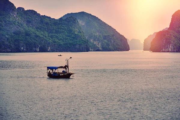 Turistické Hoduje Halong Bay Panoramatický Pohled Západ Slunce Zátoka Long — Stock fotografie