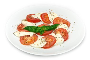 Beyaz arka plan üzerinde izole beyaz tabakta Mozzarela tamamlayan alla caprese, klasik İtalyan appertizer, Mozzarella domates ile servis