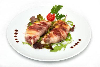 İtalyan yemekleri, ızgara peynir peynir füme panceta, beyaz arka plan üzerinde izole beyaz tabakta servis ile