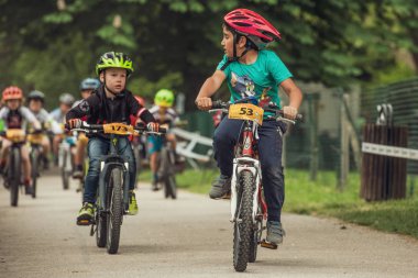 Bir Riva del Garda, Lago di Garda, İtalya - 29 Nisan 2018: Scott Junior kupa Fsa Bisiklet Festivali Riva del Garda sırasında kimliği belirsiz bisikletçiler