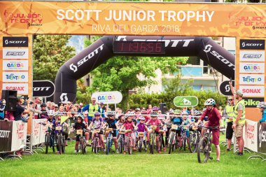 Bir Riva del Garda, Lago di Garda, İtalya - 29 Nisan 2018: Scott Junior kupa Fsa Bisiklet Festivali Riva del Garda sırasında kimliği belirsiz bisikletçiler