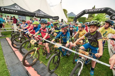 Bir Riva del Garda, Lago di Garda, İtalya - 29 Nisan 2018: Scott Junior kupa Fsa Bisiklet Festivali Riva del Garda sırasında kimliği belirsiz bisikletçiler