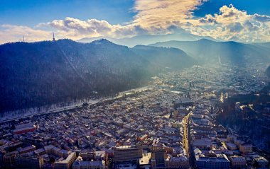 Brasov, Transilvanya. Romanya. Panoramik eski şehir ve Belediye Meydanı kış saati, Brasov şehrin hava cityscape, Romanya'nın landmark Transilvanya