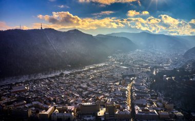 Brasov, Transilvanya. Romanya. Panoramik eski şehir ve Belediye Meydanı kış saati, Brasov şehrin hava cityscape, Romanya'nın landmark Transilvanya