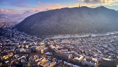 Brasov, Transilvanya. Romanya. Panoramik eski şehir ve Belediye Meydanı kış saati, Brasov şehrin hava cityscape, Romanya'nın landmark Transilvanya