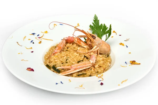 意大利食物 配虾和西葫芦的意大利食物放在白色盘子里 在白色背景上被隔离 — 图库照片