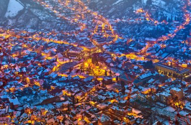Brasov, Transilvanya. Romanya. Panoramik kent ve Belediye Meydanı, hava alacakaranlık cityscape şehrin Brasov, Romanya