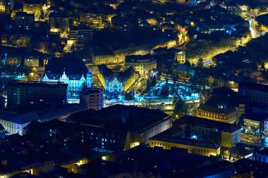 Brasov, Transilvanya. Romanya. Panoramik kent ve Belediye Meydanı, hava alacakaranlık cityscape şehrin Brasov, Romanya
