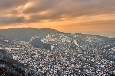 Kış zamanında Mount Tampa yukarıda batımında Brasov şehir panoramik manzaralı
