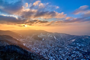 Kış zamanında Mount Tampa yukarıda batımında Brasov şehir panoramik manzaralı