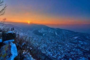 Kış zamanında Mount Tampa yukarıda batımında Brasov şehir panoramik manzaralı