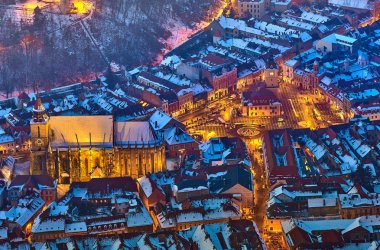 Kış zamanında Mount Tampa yukarıda batımında Brasov şehir panoramik manzaralı