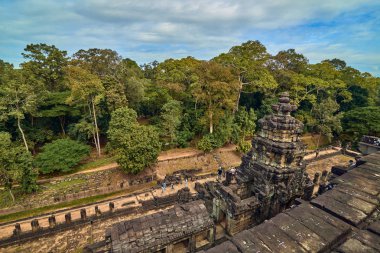 Siem Reap, Kamboçya - 13 Aralık 2014:View, Angkor Wat karmaşık Baphuon Tapınağı olduğunu popüler turistik, Angkor Wat Archaeological Park içinde Siem Reap, Kamboçya UNESCO Dünya Miras Listesi