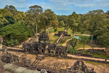 Siem Reap, Kamboçya - 13 Aralık 2014:View, Angkor Wat karmaşık Baphuon Tapınağı olduğunu popüler turistik, Angkor Wat Archaeological Park içinde Siem Reap, Kamboçya UNESCO Dünya Miras Listesi