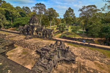 Siem Reap, Kamboçya - 13 Aralık 2014:View, Angkor Wat karmaşık Baphuon Tapınağı olduğunu popüler turistik, Angkor Wat Archaeological Park içinde Siem Reap, Kamboçya UNESCO Dünya Miras Listesi