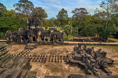 Siem Reap, Kamboçya - 13 Aralık 2014:View, Angkor Wat karmaşık Baphuon Tapınağı olduğunu popüler turistik, Angkor Wat Archaeological Park içinde Siem Reap, Kamboçya UNESCO Dünya Miras Listesi